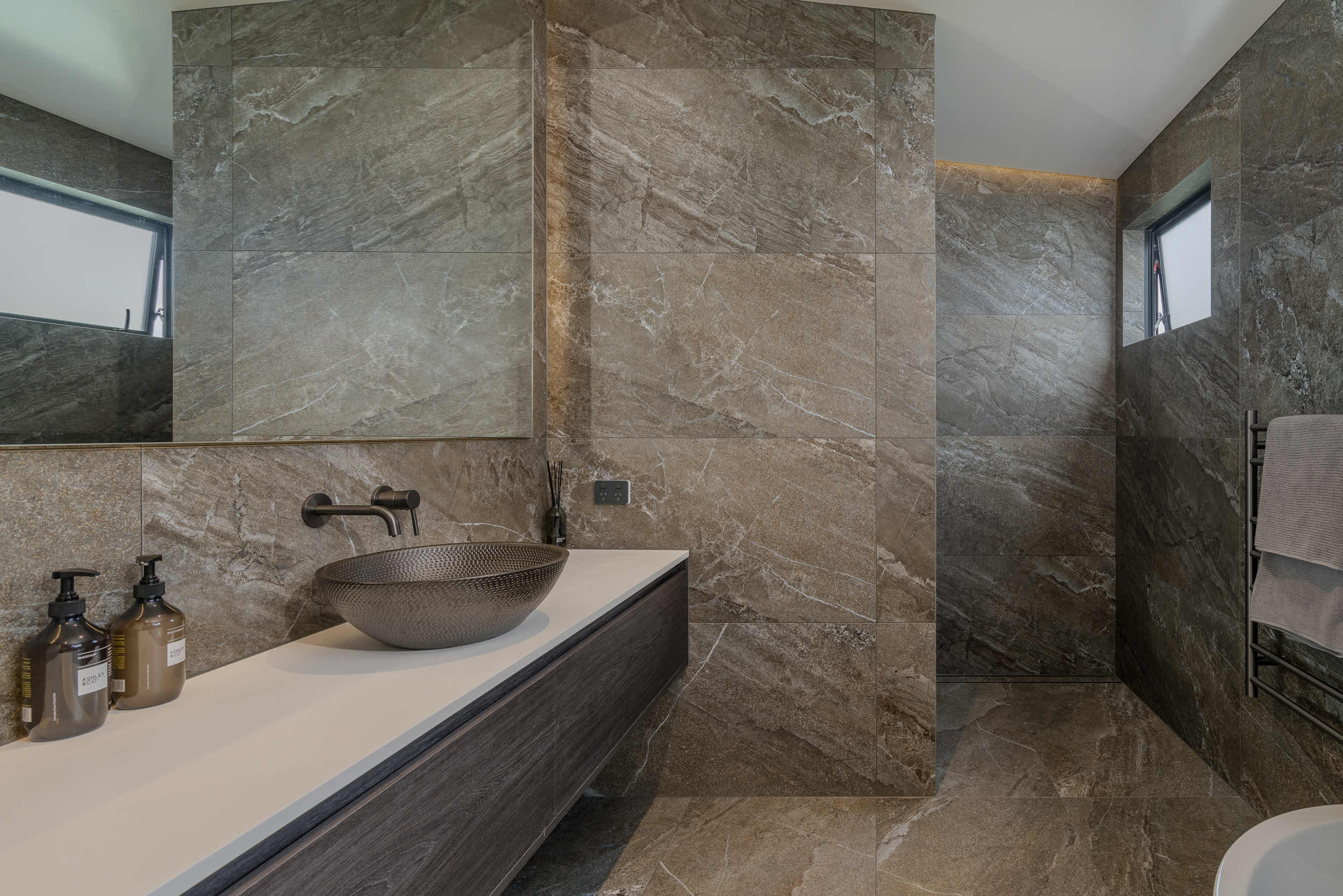 Main bathroom, full-height stone tile